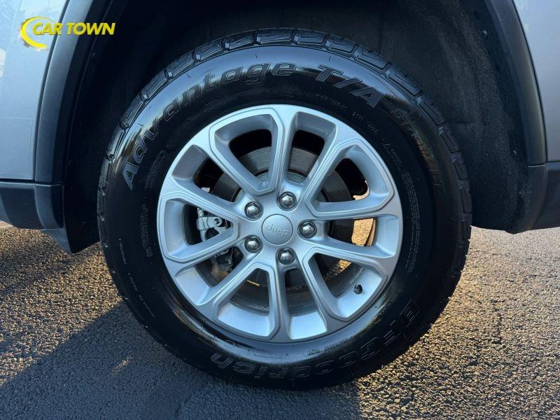 Vehicle photo 25