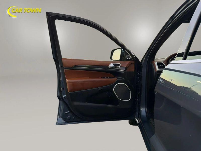 Vehicle photo 17