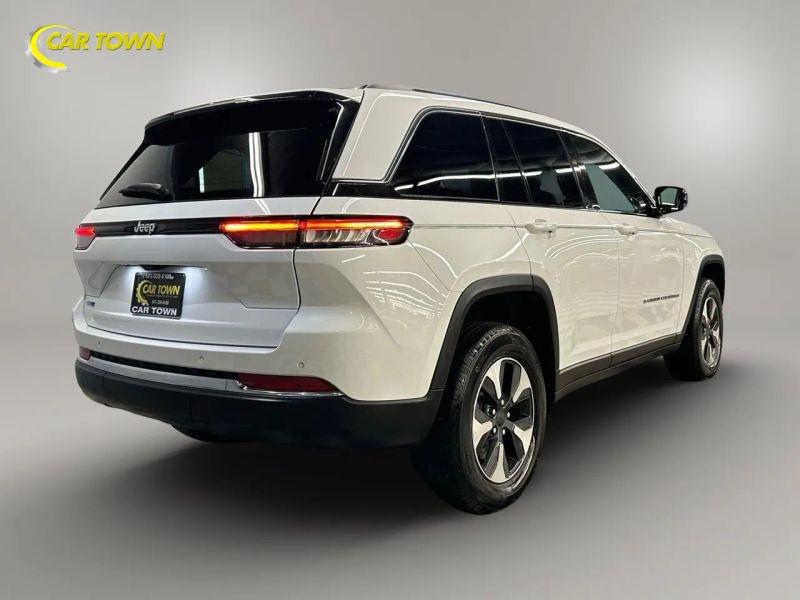 Vehicle photo 10
