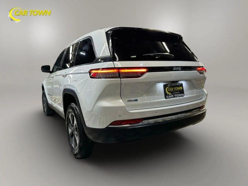 Vehicle photo 16