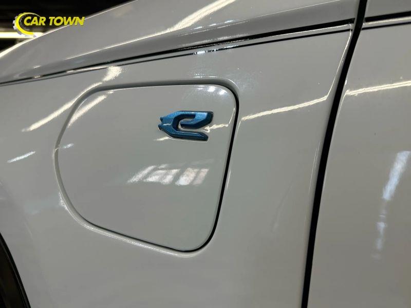 Vehicle photo 18