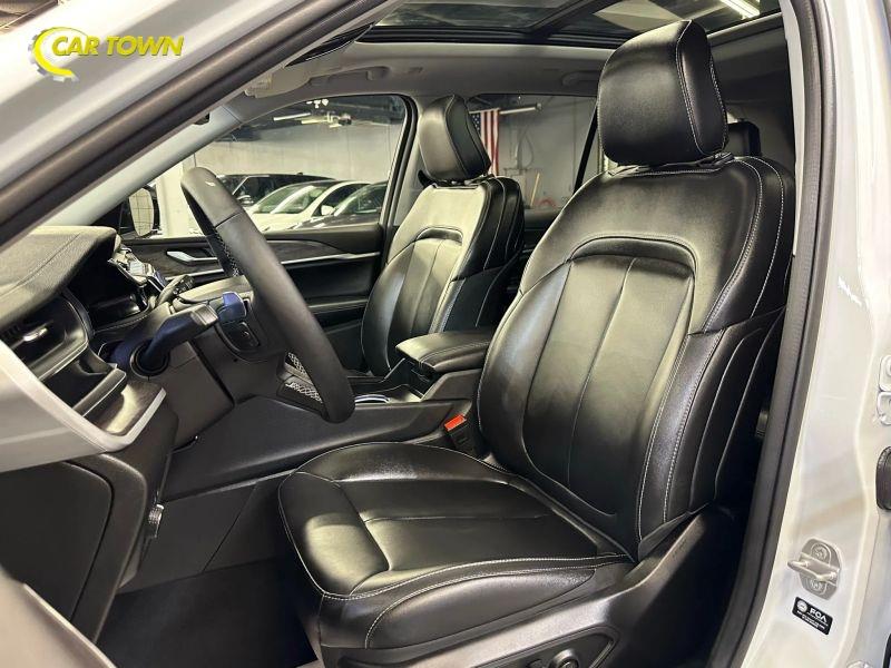 Vehicle photo 25