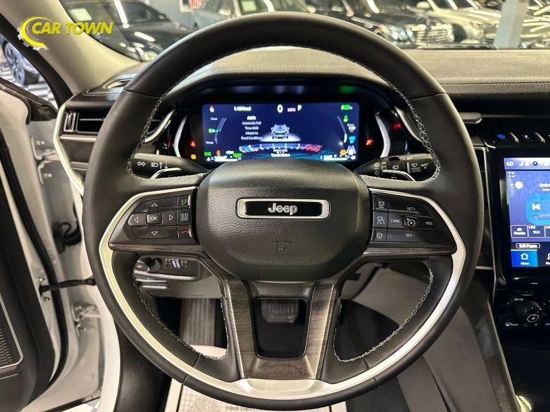 Vehicle photo 28