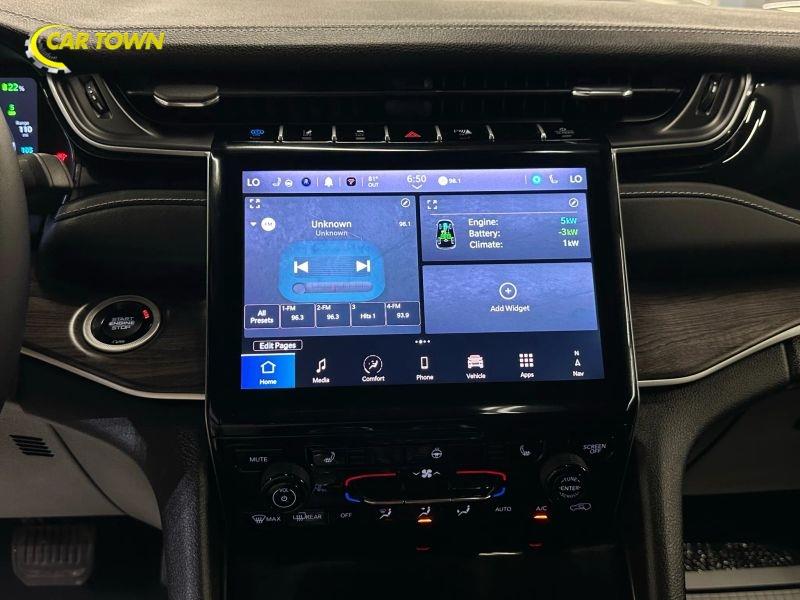 Vehicle photo 30