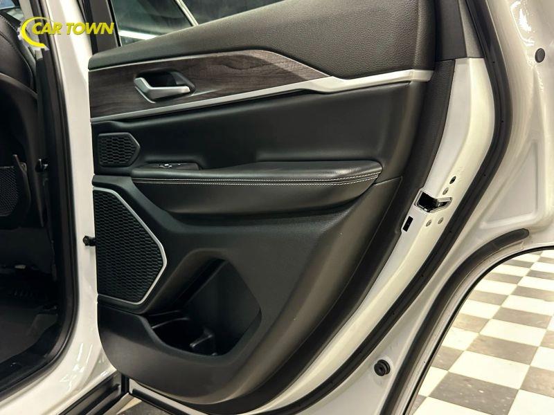 Vehicle photo 41