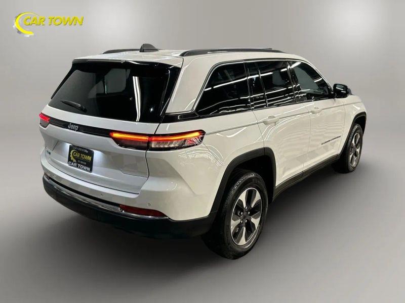 Vehicle photo 9