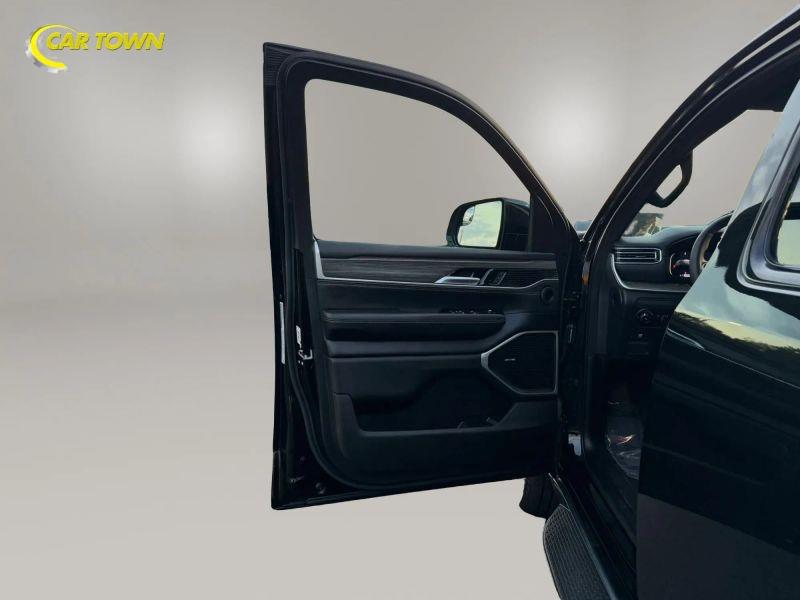 Vehicle photo 17