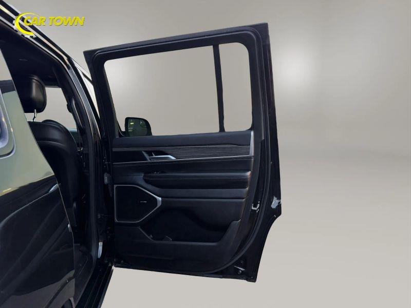 Vehicle photo 21
