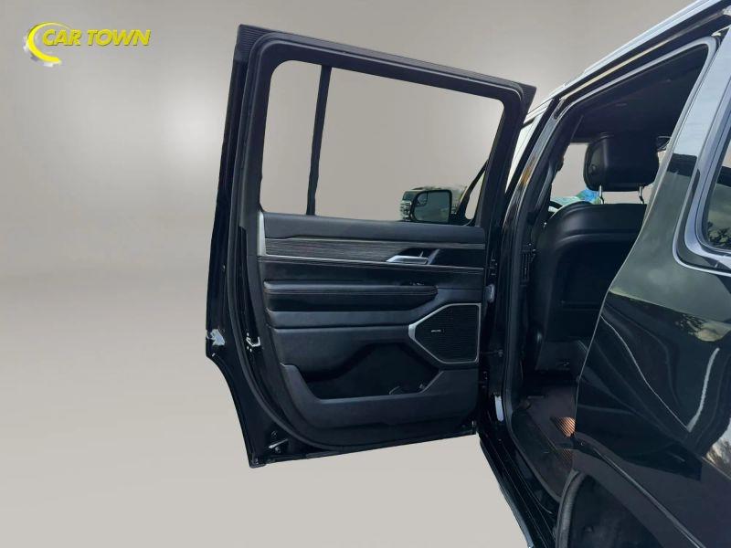 Vehicle photo 24