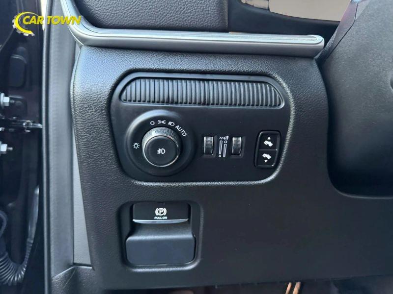 Vehicle photo 28
