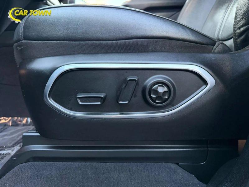 Vehicle photo 30