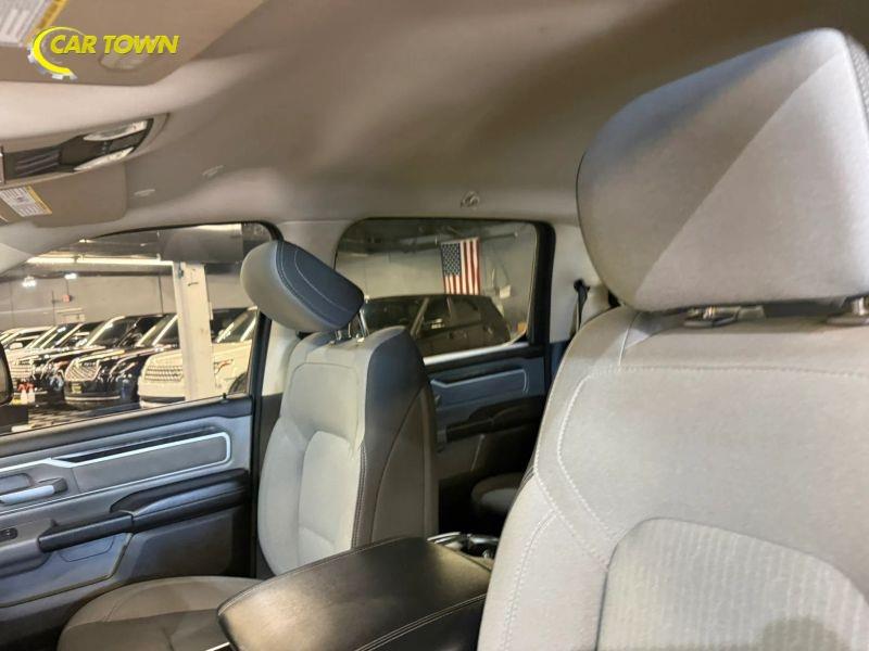 Vehicle photo 17
