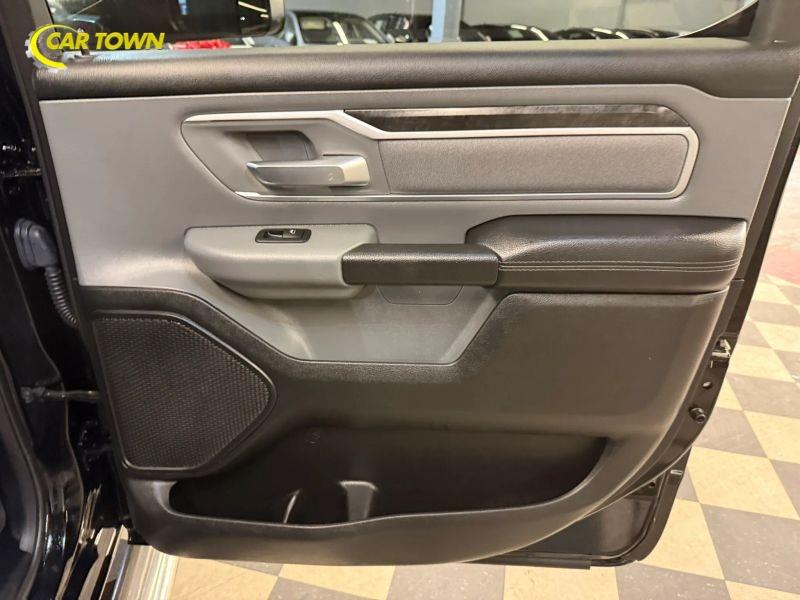 Vehicle photo 30