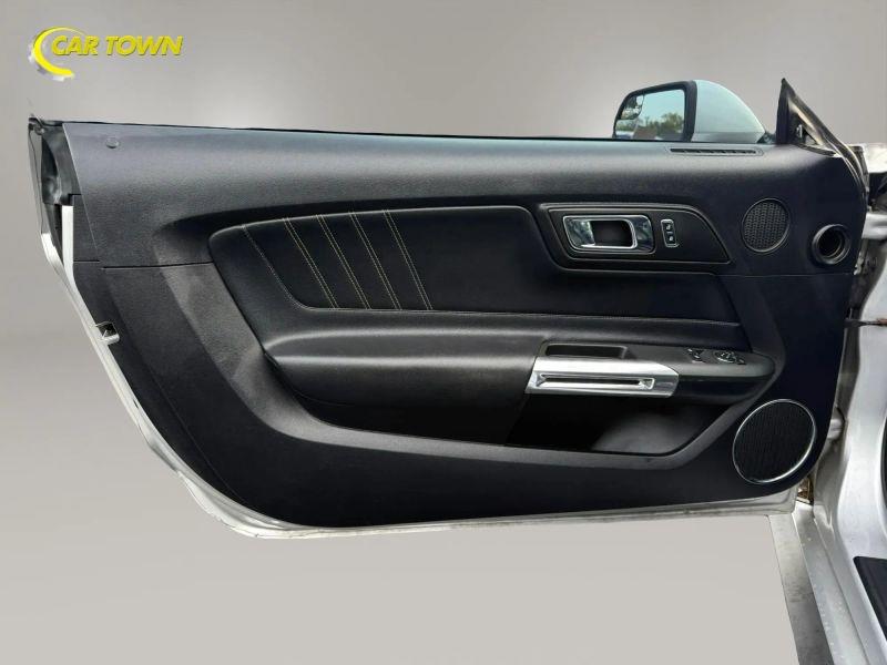 Vehicle photo 19