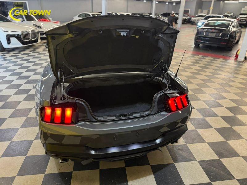 Vehicle photo 26