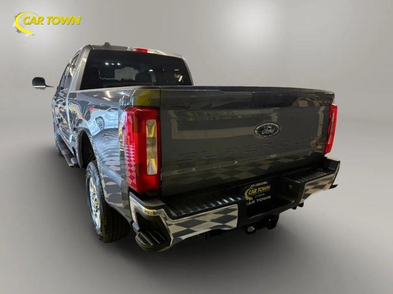 Vehicle photo 13