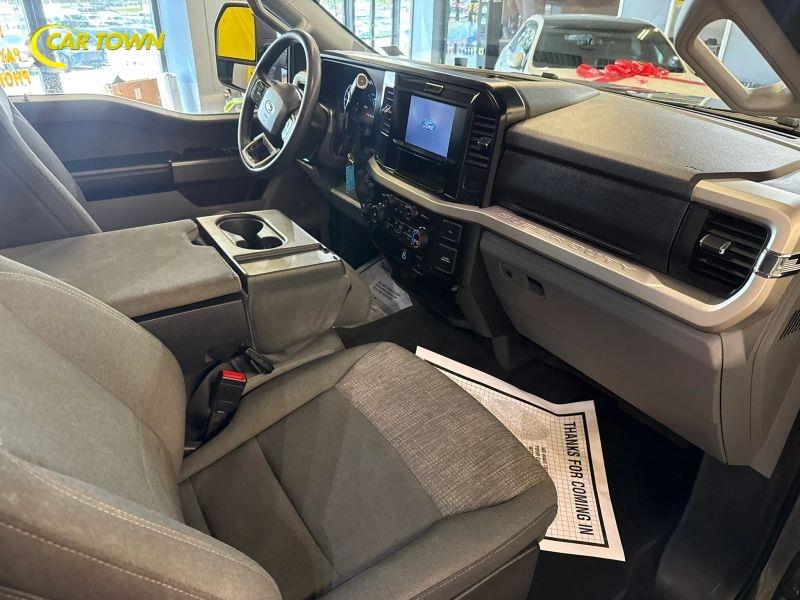Vehicle photo 25