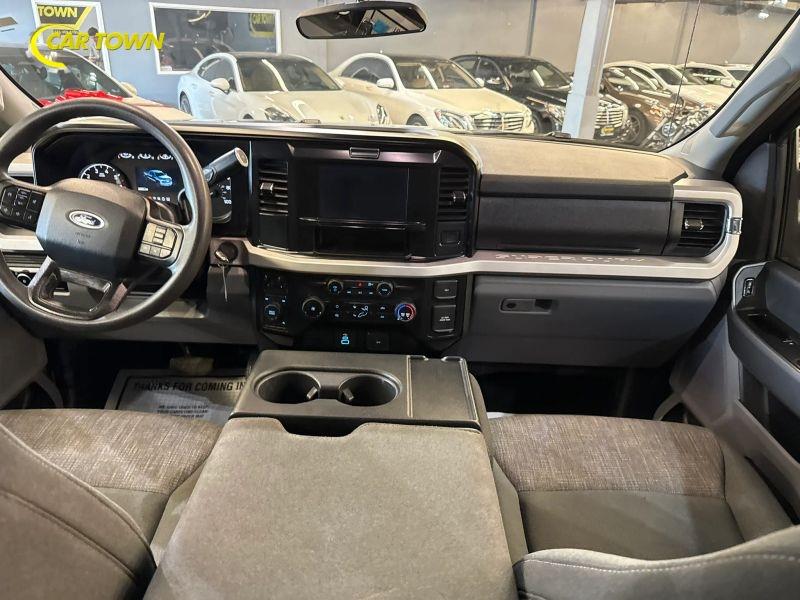 Vehicle photo 30