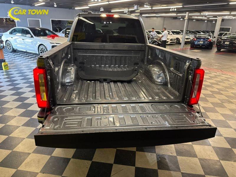 Vehicle photo 32