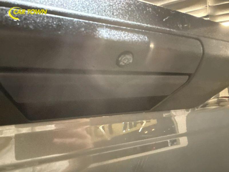 Vehicle photo 33