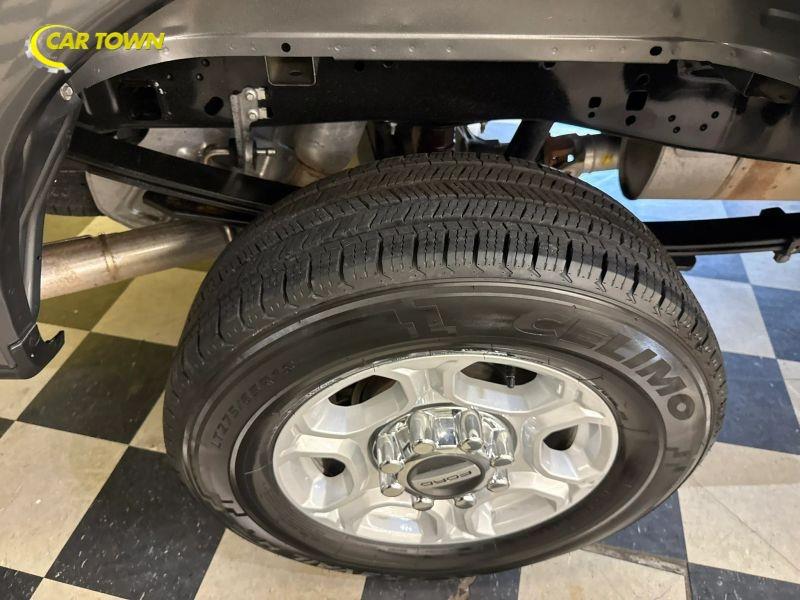 Vehicle photo 40