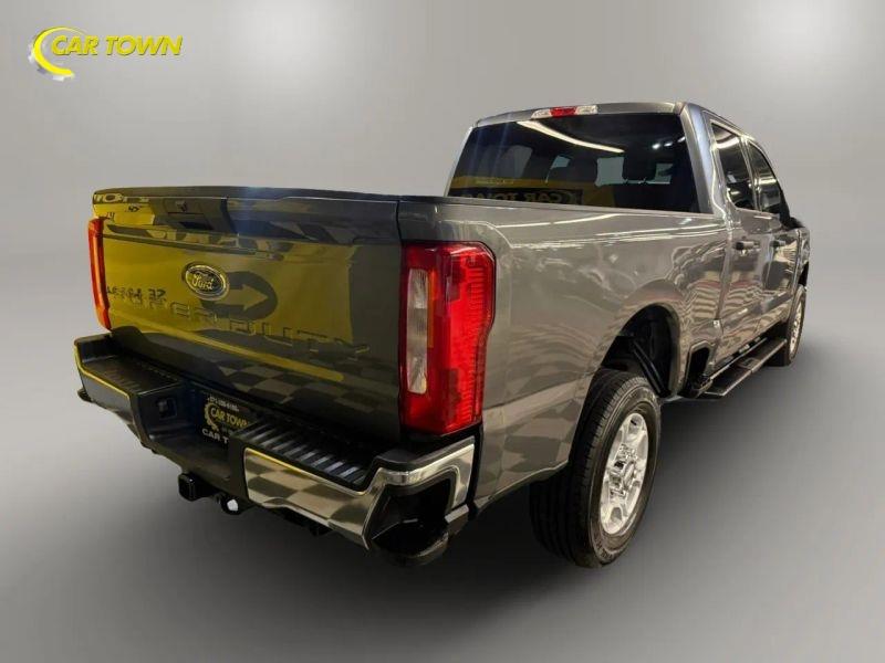 Vehicle photo 9