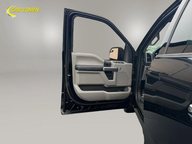 Vehicle photo 17