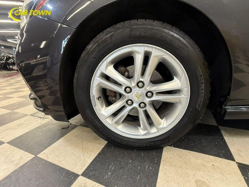 Vehicle photo 19
