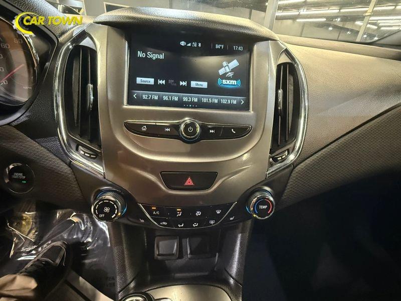 Vehicle photo 28