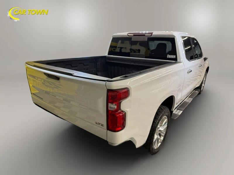 Vehicle photo 10