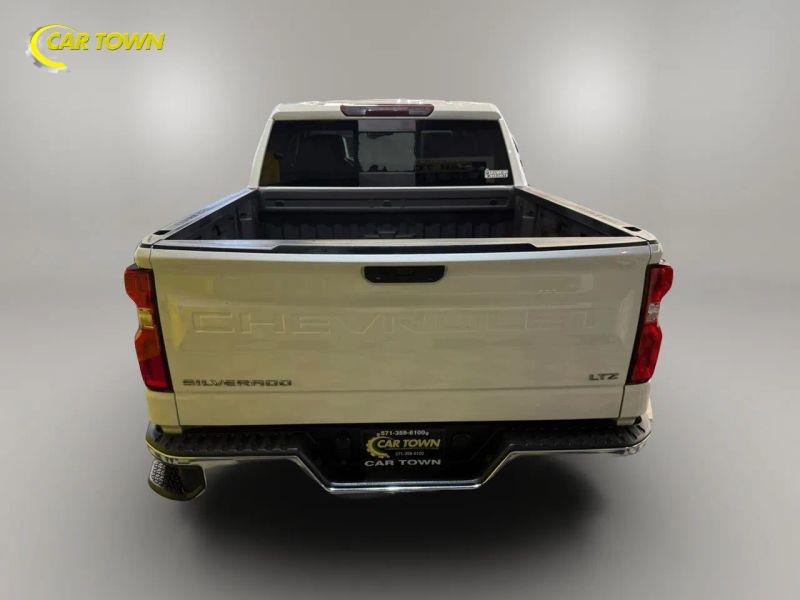 Vehicle photo 12