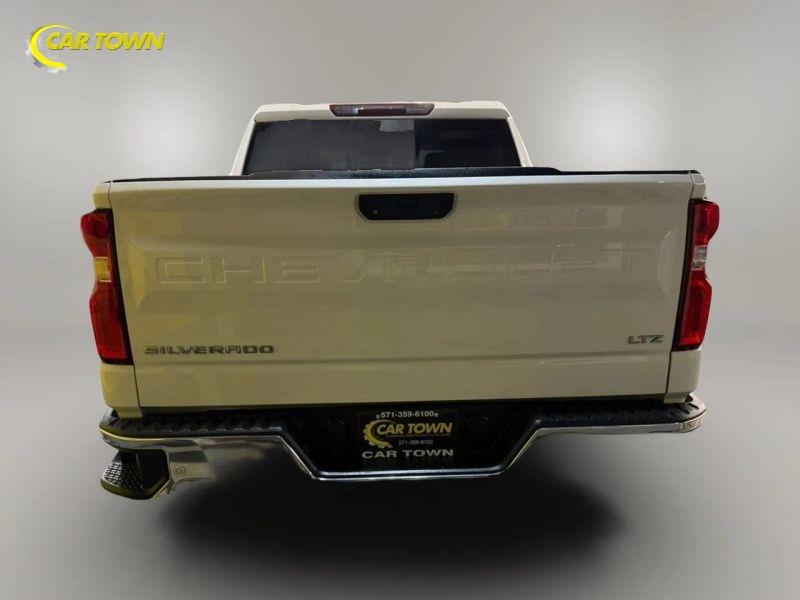 Vehicle photo 13