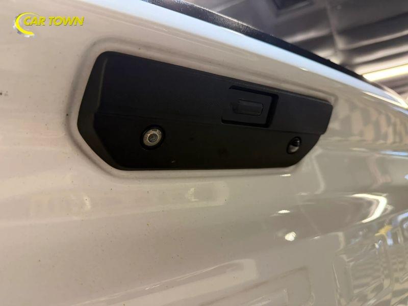 Vehicle photo 37