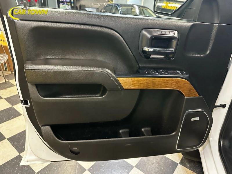 Vehicle photo 17
