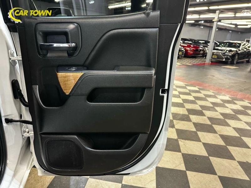 Vehicle photo 25