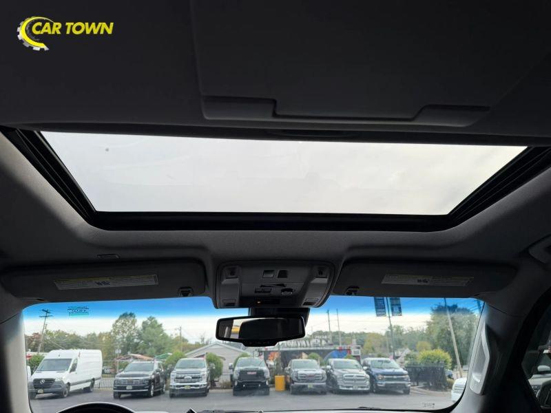 Vehicle photo 30