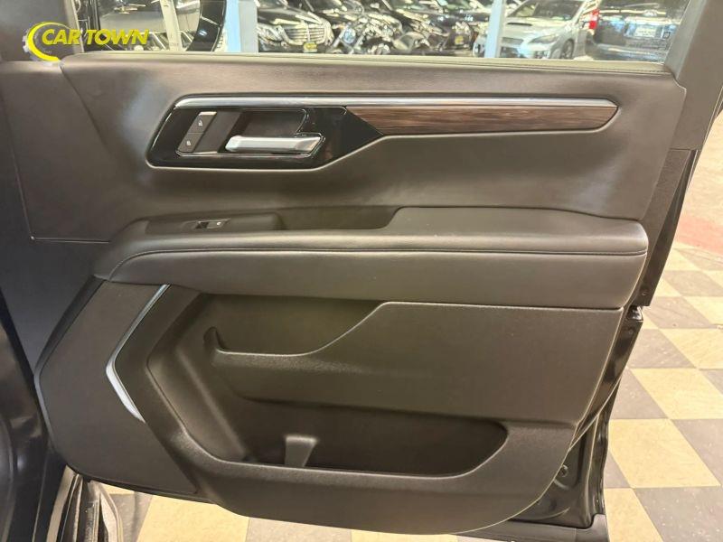 Vehicle photo 30