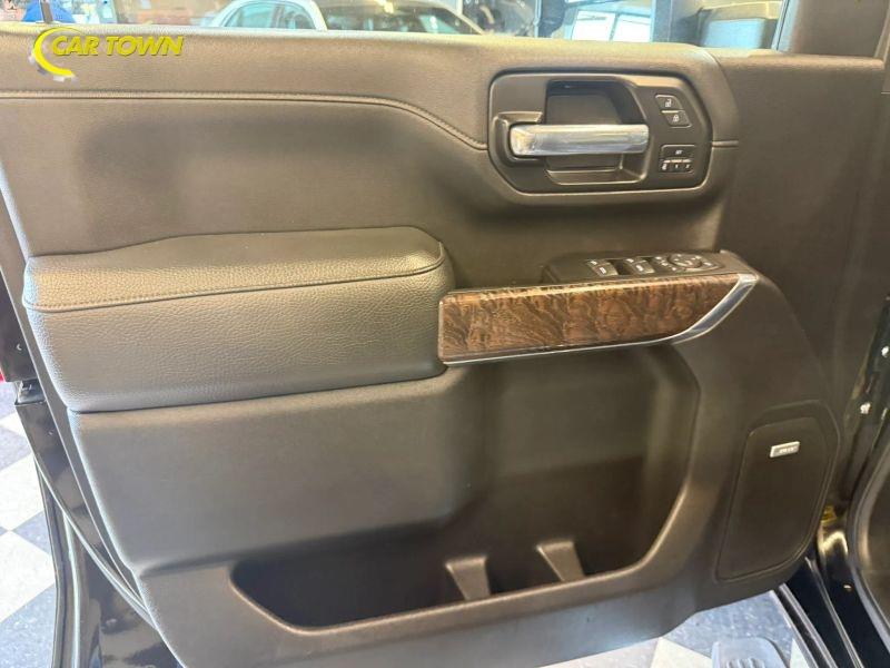 Vehicle photo 19