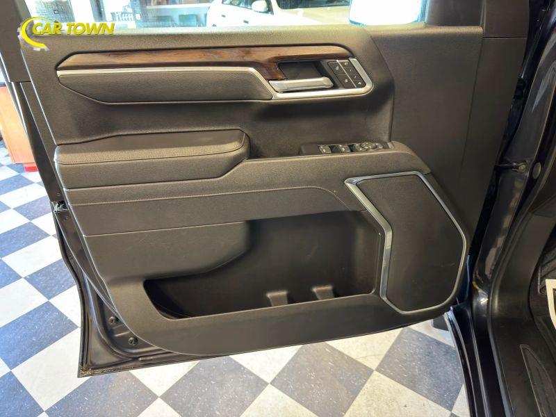 Vehicle photo 17
