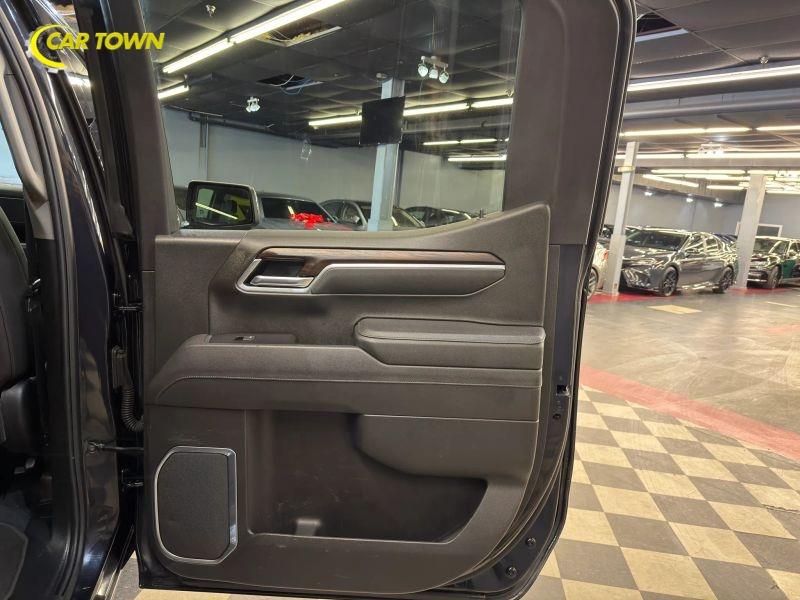 Vehicle photo 26