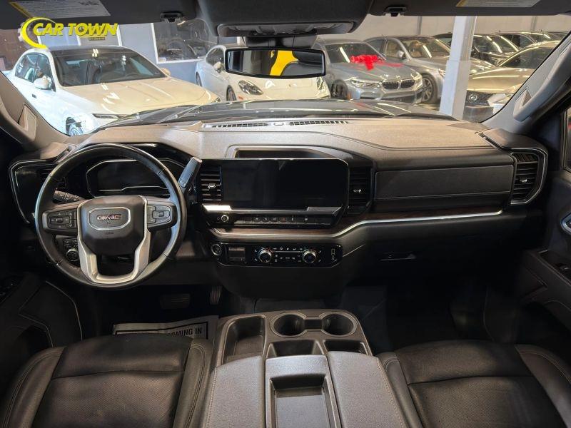 Vehicle photo 30