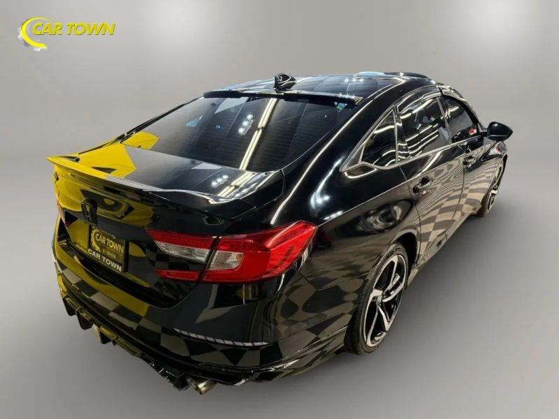 Vehicle photo 13