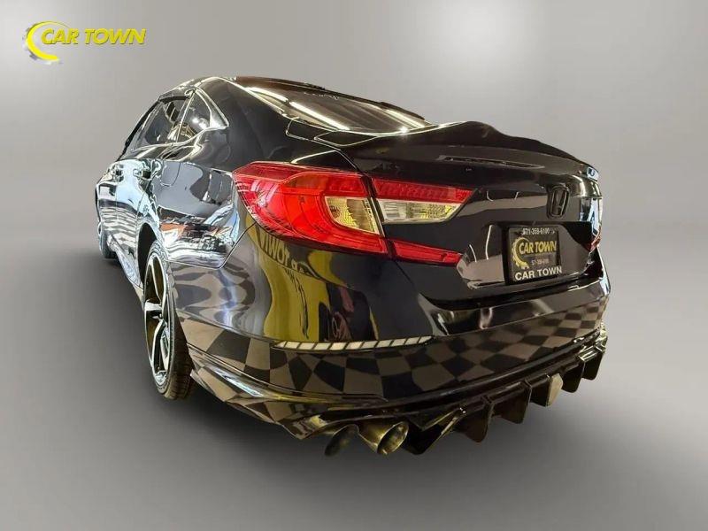 Vehicle photo 18