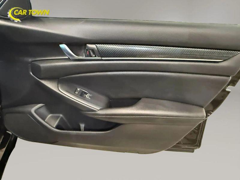 Vehicle photo 26
