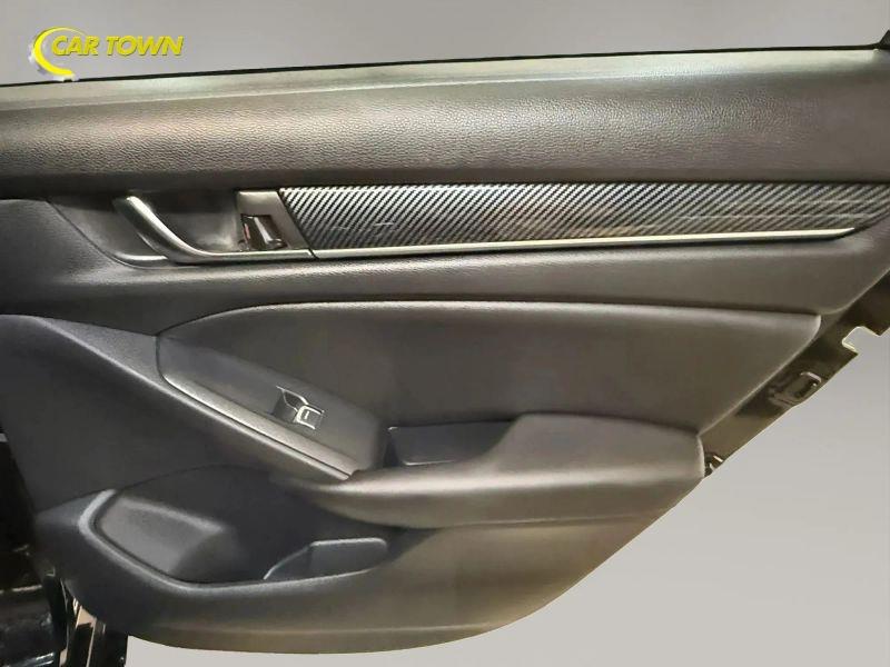Vehicle photo 31