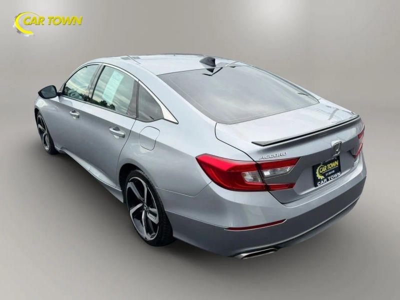 Vehicle photo 10