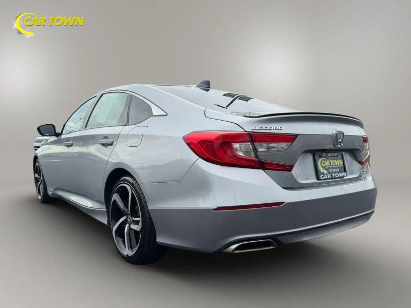 Vehicle photo 11
