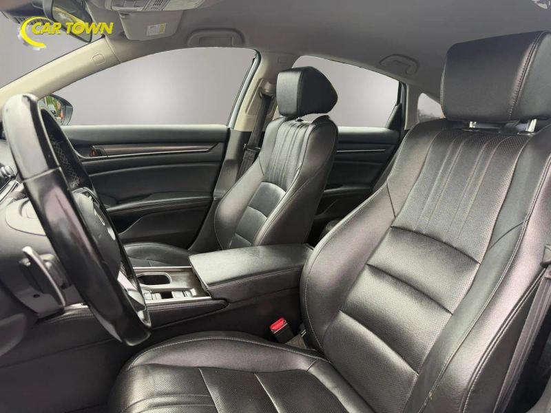 Vehicle photo 14