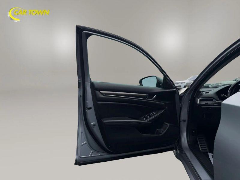 Vehicle photo 15