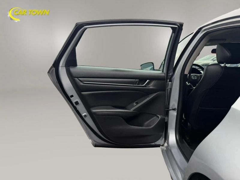 Vehicle photo 17